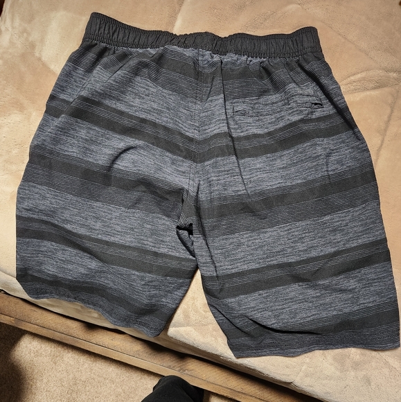 Travis Mathew shorts - Picture 3 of 4
